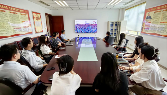 市信访局组织集中集中观看纪念中国人民抗日战争暨世界反法西斯战争胜利80周年大会直播