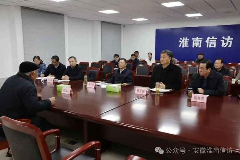 朱艾勇在市群众来访接待中心公开接访时强调 用心用情用力解决好群众合理诉求 切实把送上门的群众工作办好办实