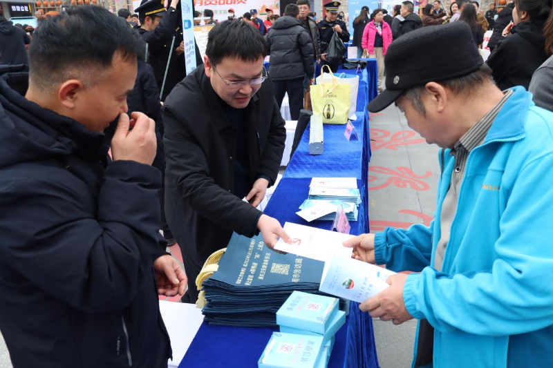 市信访局积极开展“3·15”国际消费者权益日宣传活动